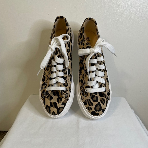 Adokoo - New - Women's Size 7 - Picture 1 of 9